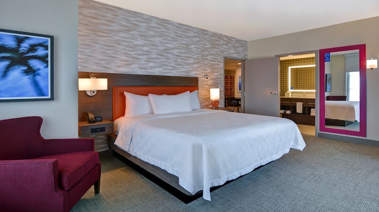 带床、休闲椅和浴室的客房