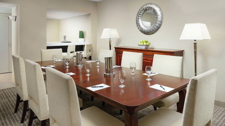 Executive Guestroom Dining Area