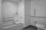 Bagno attrezzato per ospiti con disabilità dotato di vasca
