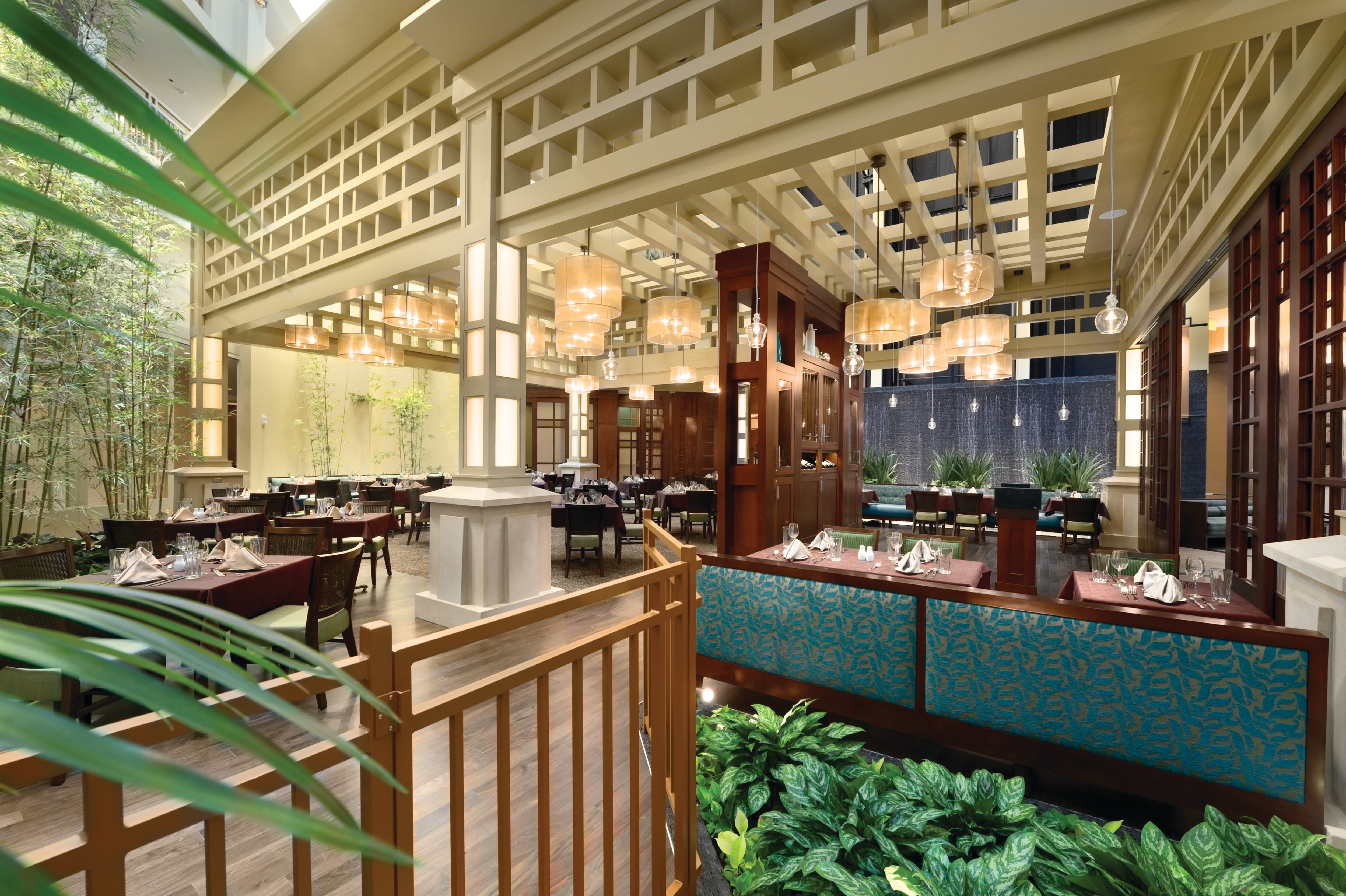 Kyngs Grille Atrium Restaurant with Dining Area