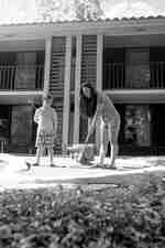 兒童打高爾夫球