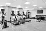 寬敞的酒店內健身中心配備心肺功能鍛鍊器材及舉重器材。