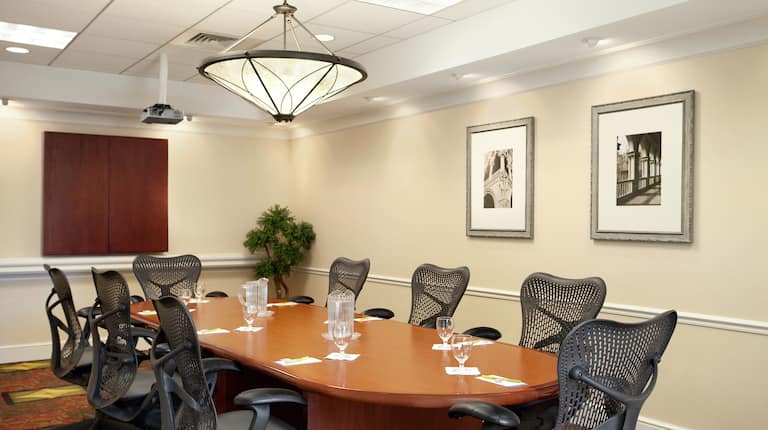 Ergonomic Seating for 8 at Table and Overhead Projector in Boardroom 
