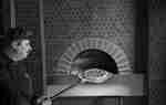 Chef del restaurante Nurya cocinando pizza en un horno para pizzas