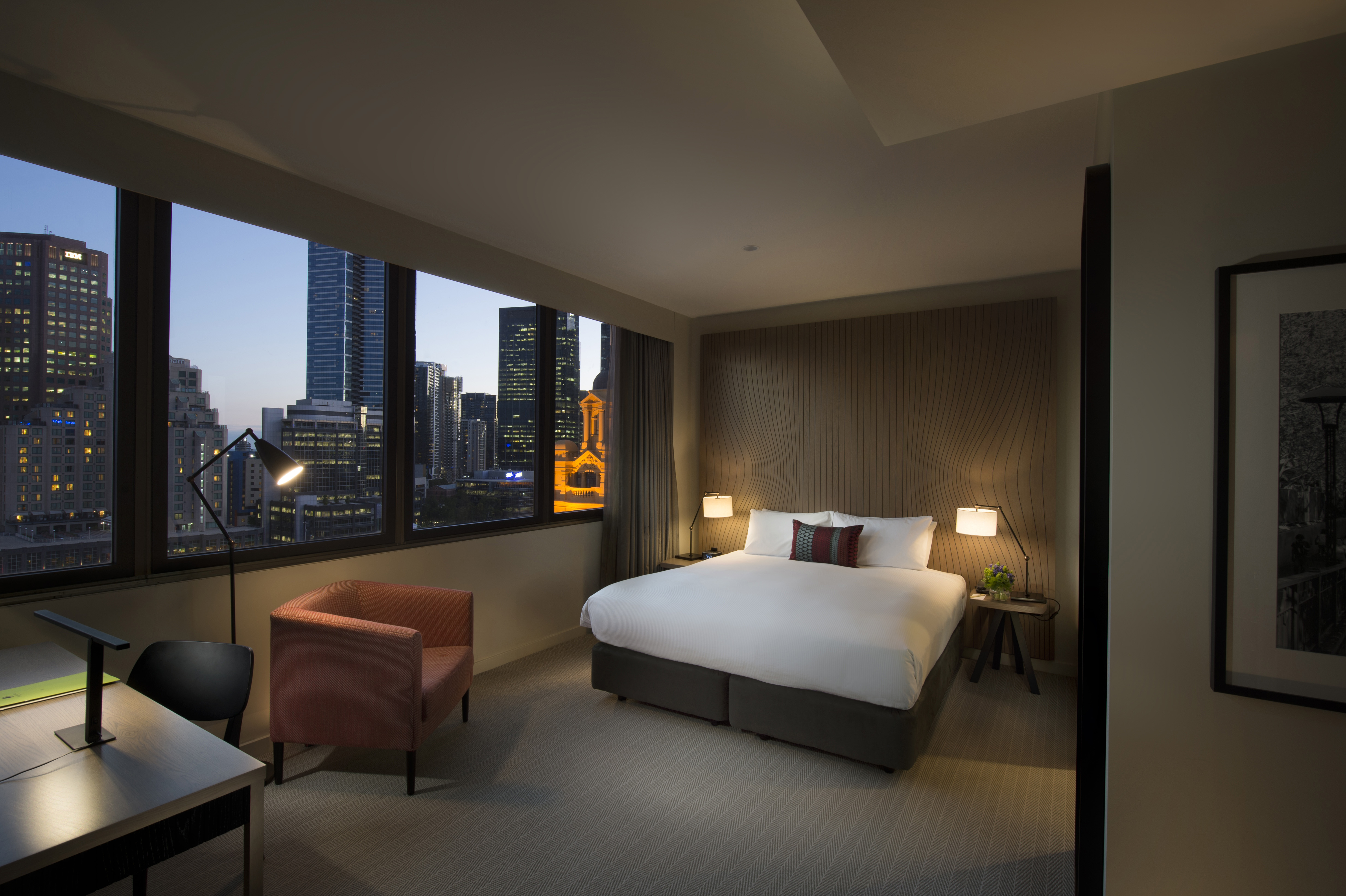 KING GUEST ROOM PANORAMIC SKYLINE