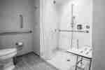 Salle de bain pour personnes à mobilité réduite avec douche adaptée