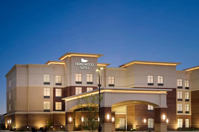 从停车场看酒店正面外观,黄昏时分灯光亮起