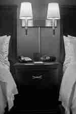 중앙 램프가 있는 더블 퀸 손님용 침실