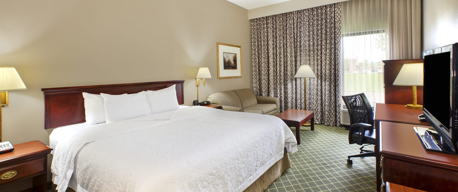 Hampton Inn Marietta Hotel, OH - King Study Guest Room