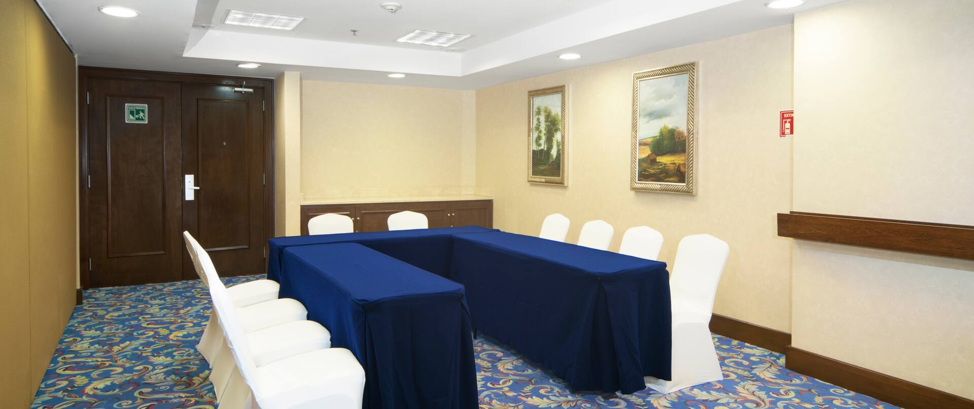 Sala de reuniones con montaje de mesas en forma de U