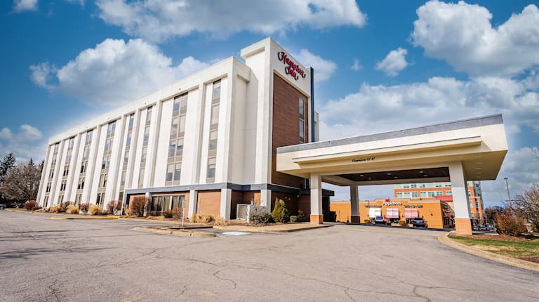 Hampton Inn Hotel Exterior