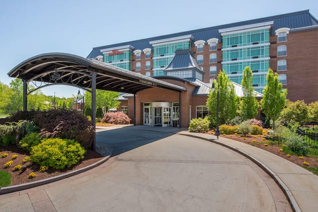 酒店外观,带车道和树木