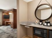 King Accessible Suite With Wet Bar