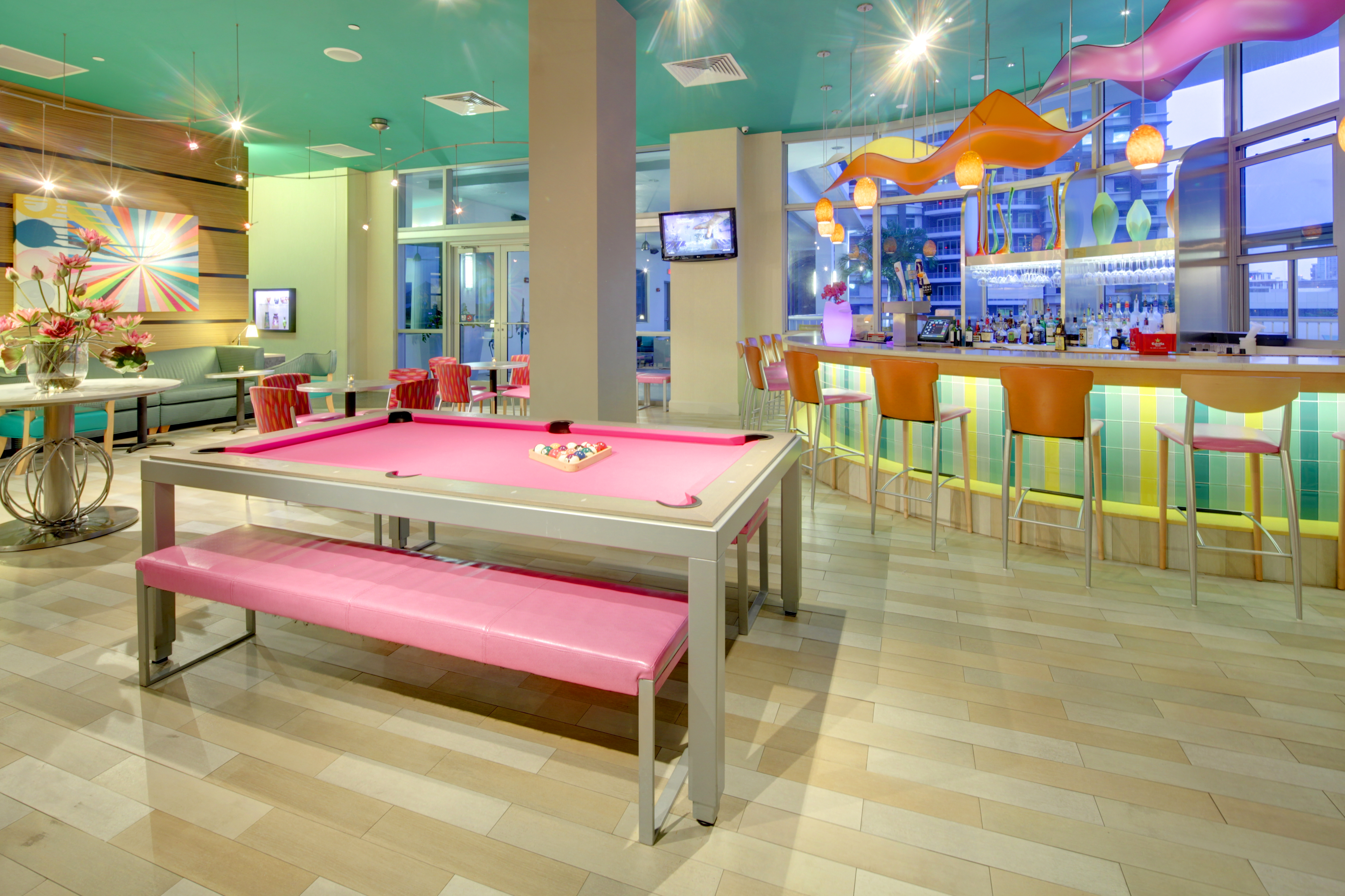 Lobby bar y mesa de billar 