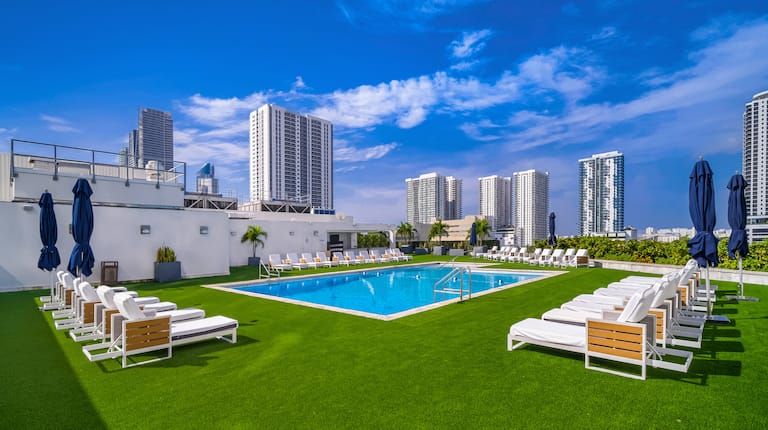 piscina al aire libre con áreas de lounge
