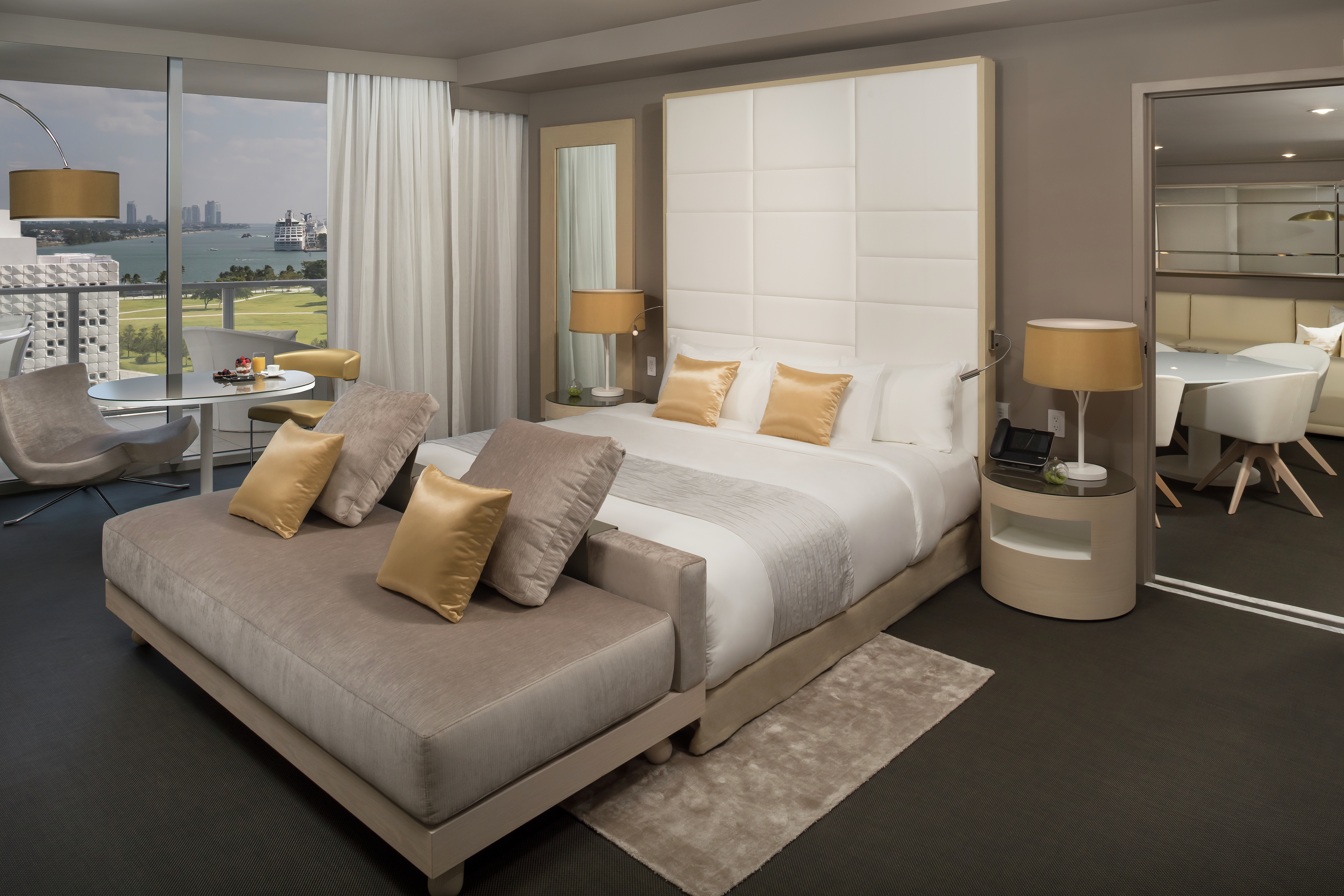 Guestroom Suite with King Bed, Outside View, Room Technology, and Lounge Area
