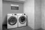 Prádelna s pračkou a sušičkou