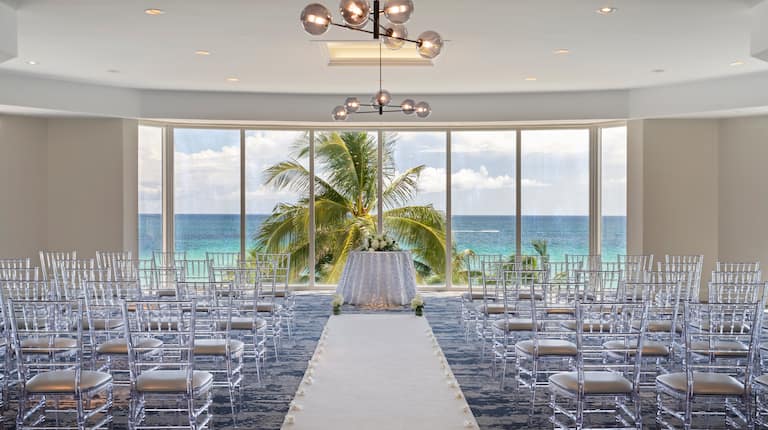 Sala de reuniones con vista al mar con montaje para una boda
