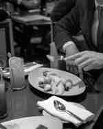 在餐廳享用水果沙律的男士