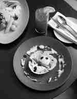 碟上的食物，以及餐廳餐桌上的飲品