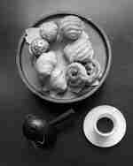 於餐廳用碟奉上糕點