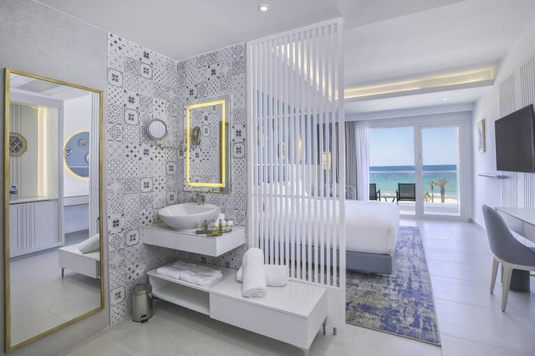 Deluxe room with Sea Front View Vanity Area