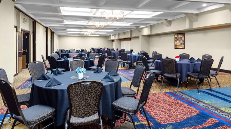 Monterrey meeting room, reception set up, round tables