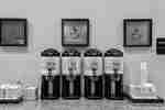 壁にアートが飾られたコーヒーステーション