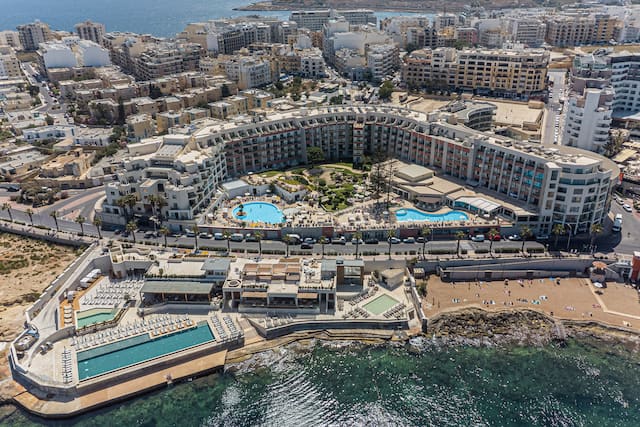 Vue aérienne de l'extérieur de l'hôtel, des bâtiments environnants et de la mer