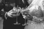 Novios sosteniendo bebidas en sus manos