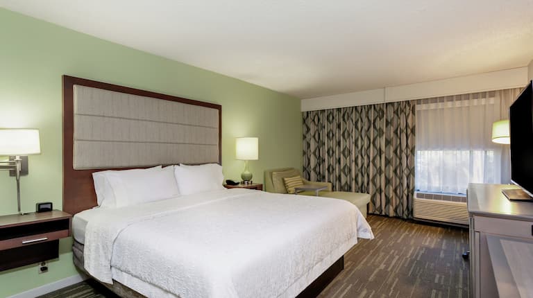 King Guestroom With Chair