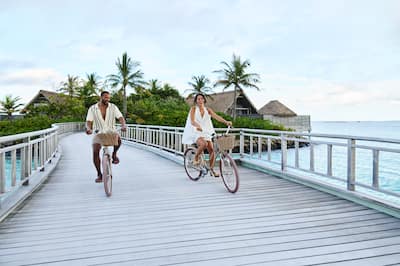 Zwei Personen auf dem Rad