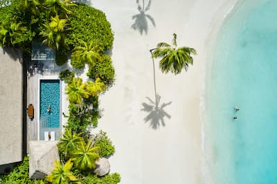 Blick auf den Strand mit eigenem Swimmingpool