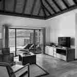 소파 및 파티오를 이용할 수 있는 객실 라운지 공간