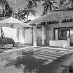 수영장 및 의자가 있는 객실 파티오