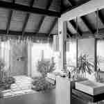 세면대 2개와 야외 샤워부스가 있는 넓은 욕실