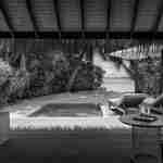 객실에서 일광욕 의자가 놓인 전용 야외 플런지 풀까지 보이는 해변 전망