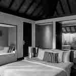 킹 사이즈 침대 및 싱글 베드가 있고 야외 욕조가 보이는 객실