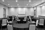 Allestimento della sala meeting Hawkeye con tavoli rotondi