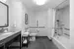 Camera attrezzata per ospiti con disabilità - Zona lavabo e vasca da bagno con maniglioni
