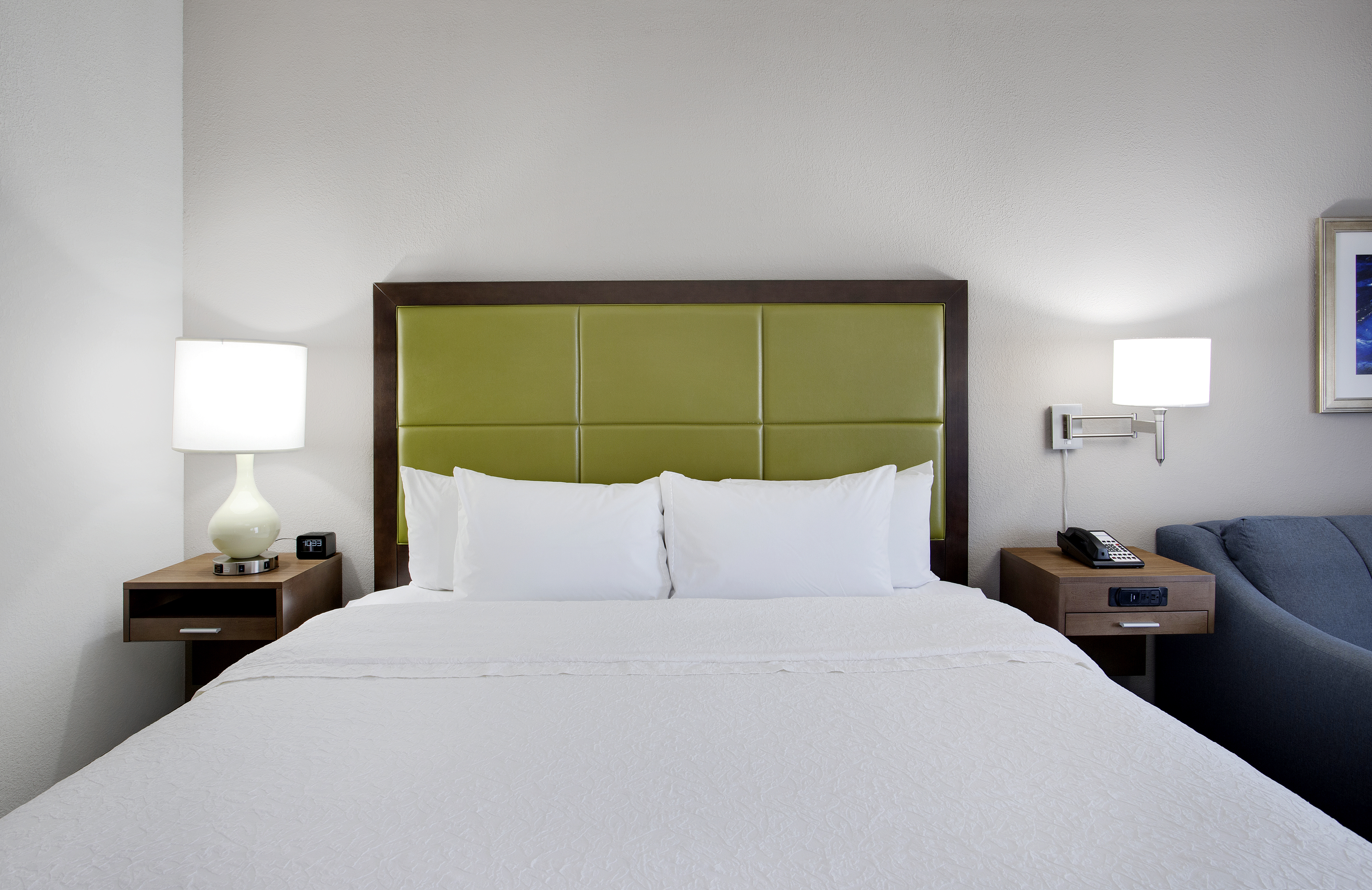 Hampton Inn Middletown Hotel, NY - King Bed and Nightstands with Lighting