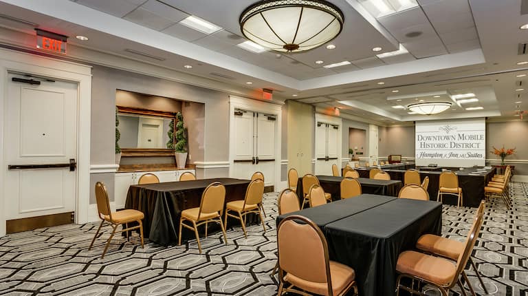 Bienville Meeting Room with Banquet Squares and U-shape Tables Setup