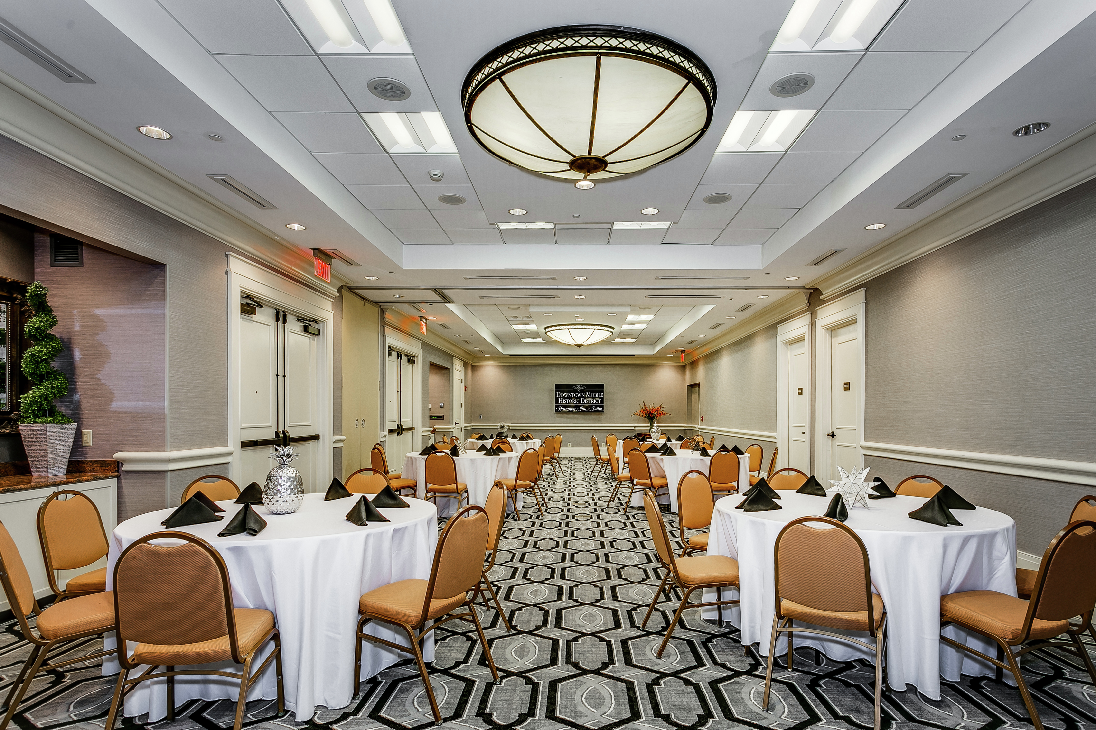 Bienville Meeting Room with Banquet Rounds Setup
