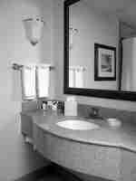 โต๊ะเครื่องแป้งในห้องน้ํา