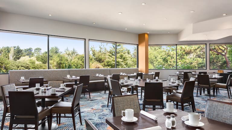 Spacious and bright breakfast restaurant with ample seating for guests 