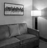 Vedere cu decorațiuni pentru canapea și perete în cameră de hotel