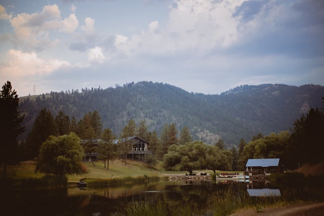 可欣赏湖泊和山景的大型旅馆