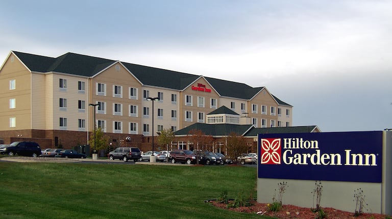 Hotel exterior with entrance, parking and sign