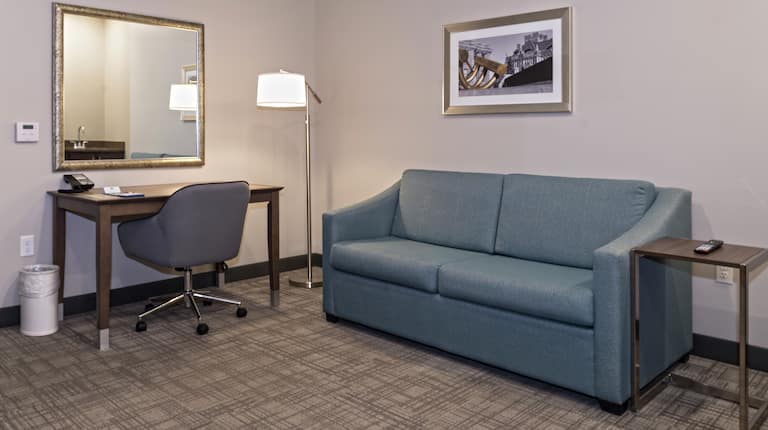 Hampton Inn & Suites Minneapolis/University Area - Suite Living Room