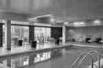 Piscina interna con salotto
